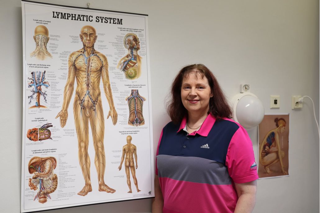 Ihmisiä Lähteellä osteopaatti Anneli Talvitie