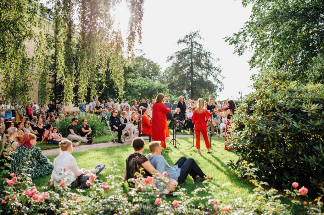 Kuvassa orkesteri puutarhassa.