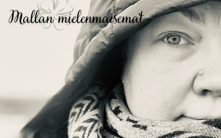 Mustavalkoisessa kuvassa naisen kasvot puolittain näkyvissä, huppu päässä. Teksti: Mallan mielenmaisemia