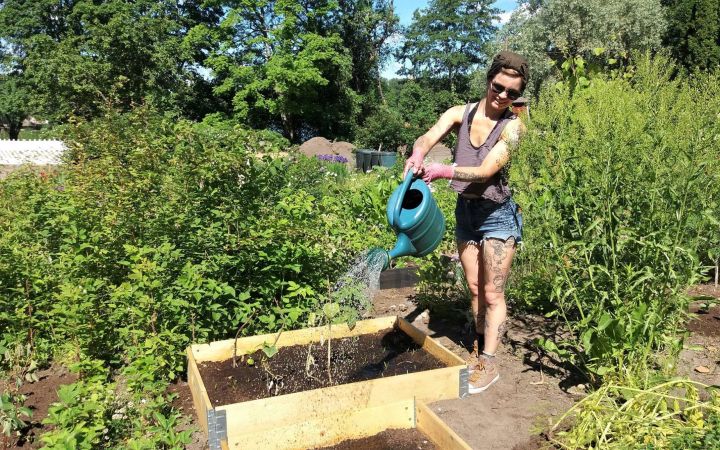 Ihmisiä Lähteellä palstaviljelijä Paula