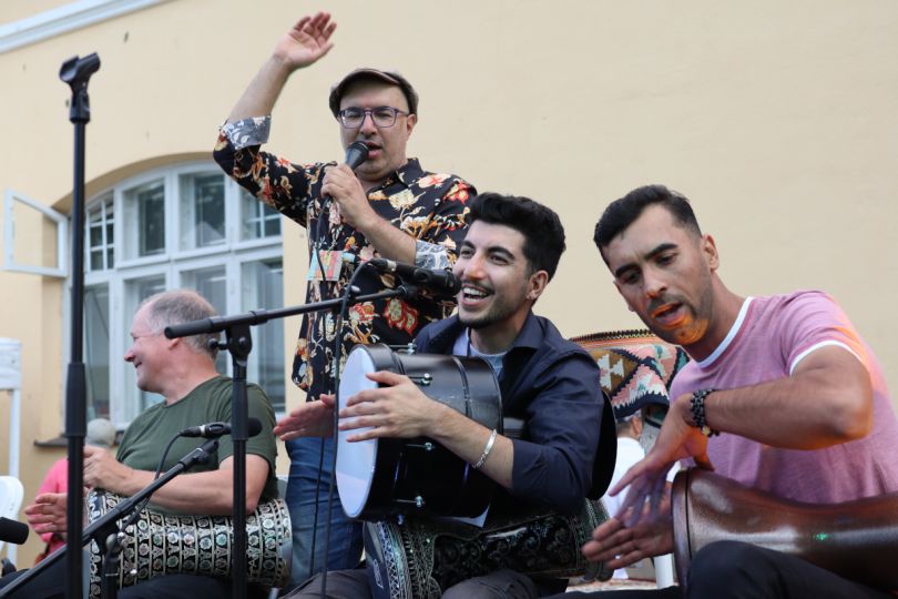 Kuvassa on Me Jam Festivalin esiintyjiä lavalla Lapinlahdessa 2023
