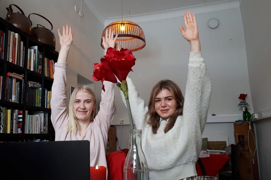 Ihmisiä Lahteellä Miisa ja Oona