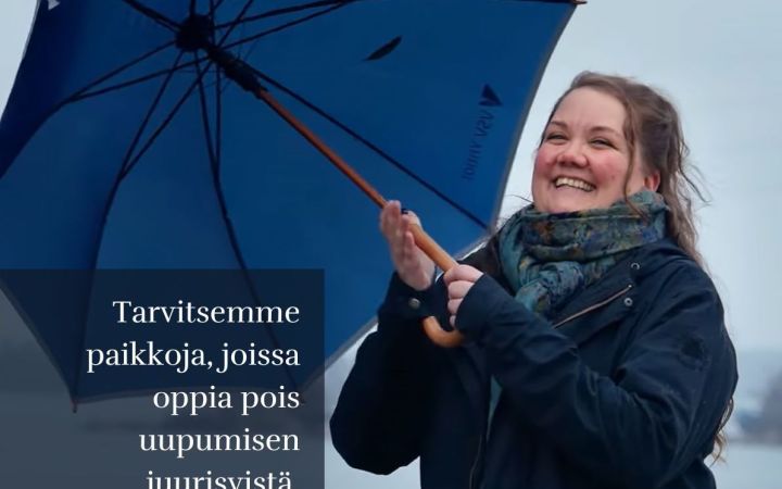 Kuvassa nainen sateenvarjon kanssa, Satu Luukkonen