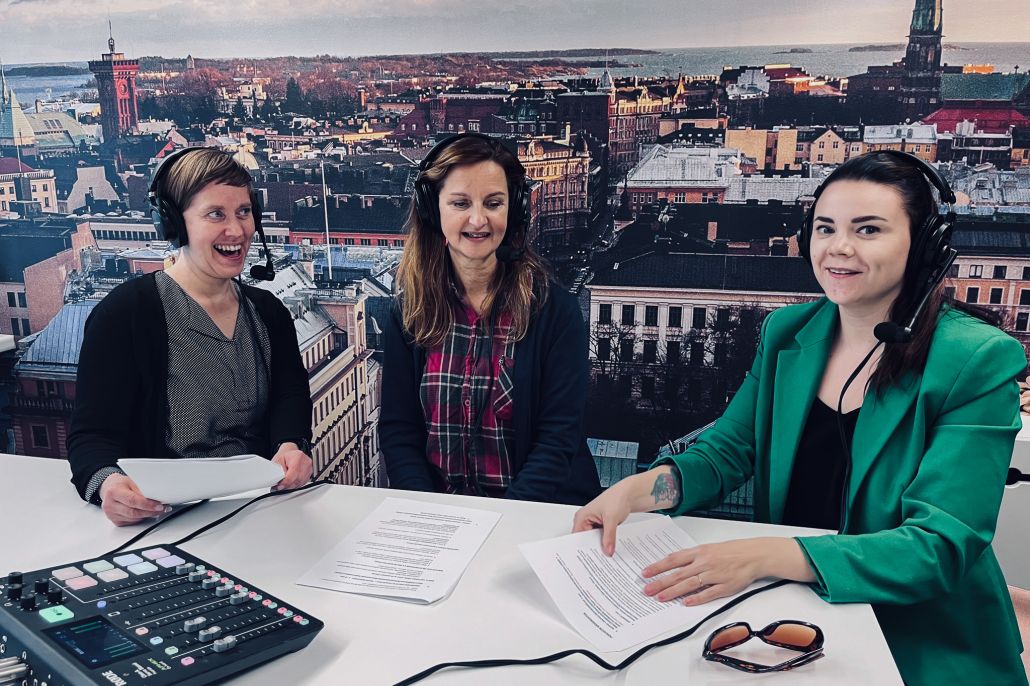 Kuvassa kolme naista tekemässä podcast-nauhoitusta