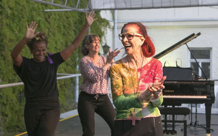 Aira Samulin Hyvän Mielen Päivän konsertissa Lapinlahden Lähteellä. Kuva: Kiisi Tuomala