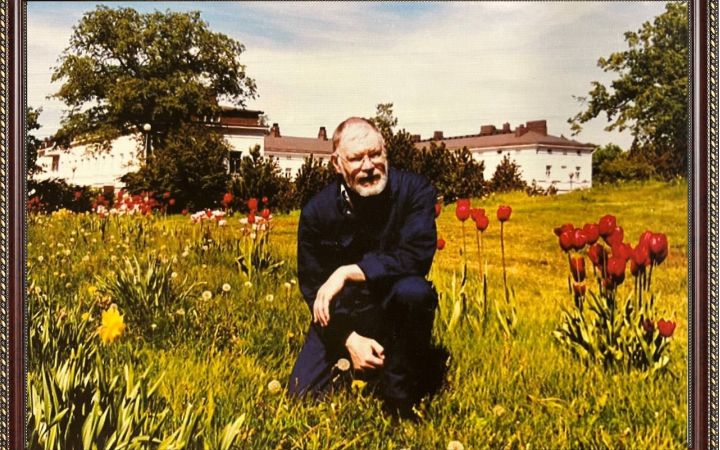 Kuvassa Lapinlahden edesmennyt ylipuutarhuri Arvo Juutilainen kukkien keskellä Lapinlahdessa.