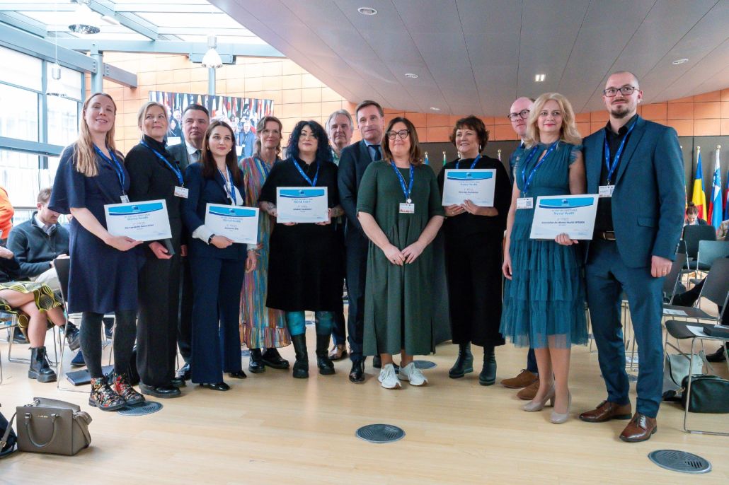 Kuvassa tämän vuoden Euroopan kansalaisyhteiskuntapalkinnon voittajat.