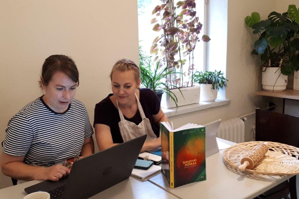 Ihmisiä Lähteellä Tiina ja Hanna