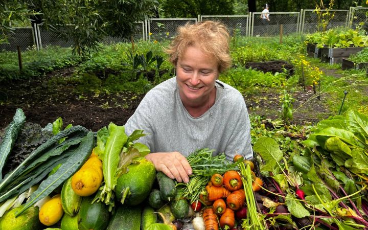 Kuvassa viljelijä kukkien katveessa.