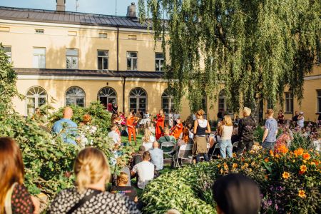 Poppy string quarted esiintyy Taiteiden Yön puutarhassa