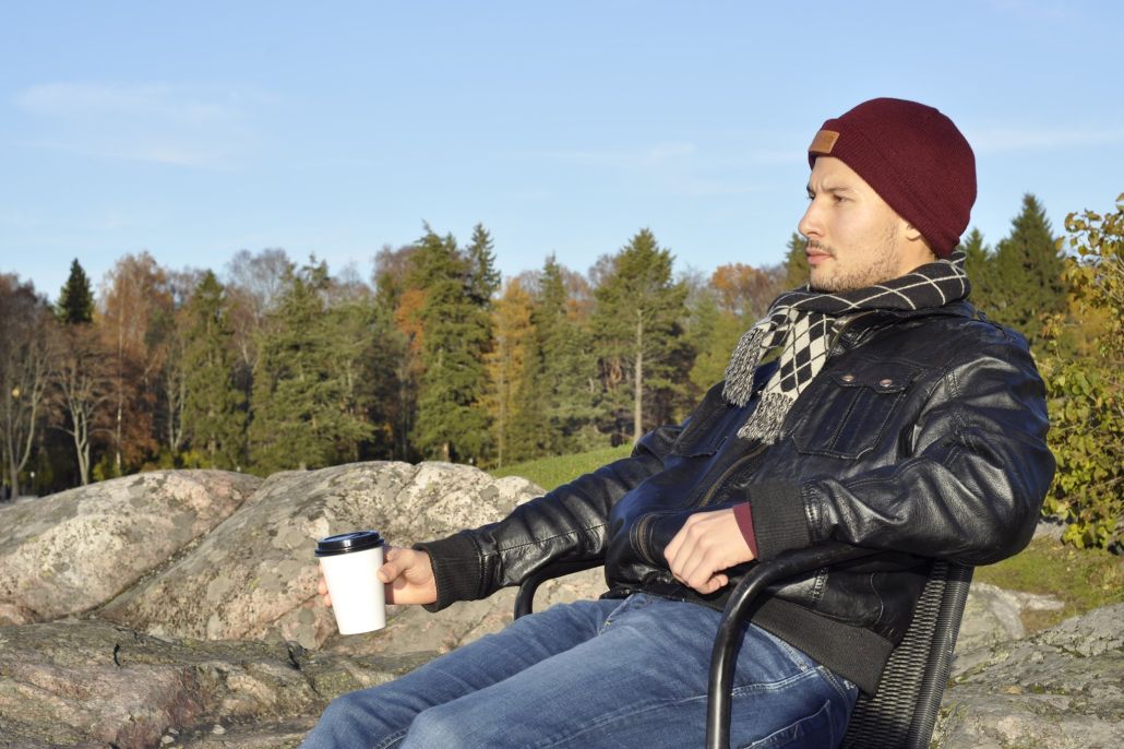 ihmisiä Lähteellä Zaki Azedani, vapaaehtoinen