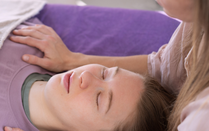 Janita Lavonen hoitaa naisasiakasta