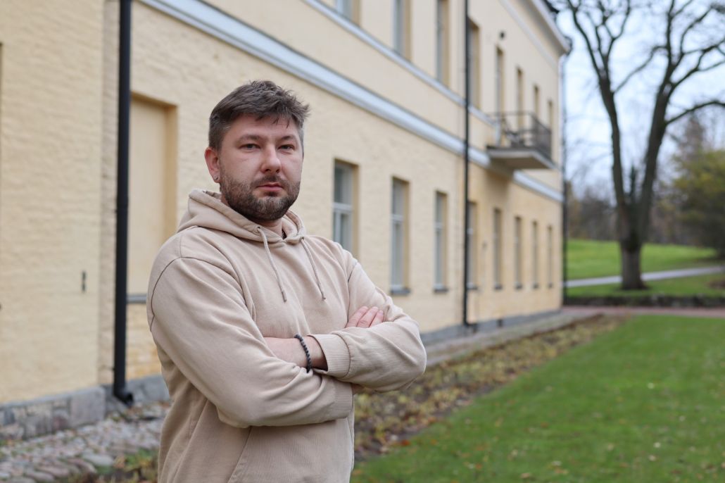 Kuvassa Pavel Suokas Lapinlahden rakennuksen edeustalla, Lapinlahden Lähteen rakastettu puuhamies. Hän kommunikoi viittomakielellä.