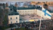 Taistelu Lapinlahdesta -elokuva jatkaa Suomen-kiertuettaan! Ensi viikon keskiviikkona 13.5.2026 dokumentti matkaa Turkuun! Kino Killan näytöksessä vierailee myös elokuvan ohjaaja Klaus Welp.
📽️Ke 13.5. klo 17.30
🎞️Liput & lisätiedot: kinokilta.fi
Kino Kilta on syksyllä 2024 avautunut elokuvateatteri ja elokuvan ystävien olohuone Turun Taiteen talossa.
Lisää elokuvasta: Kymmenen vuoden aikana kuvattu ravisteleva seurantadokumentti kertoo heitteille jätetyn Lapinlahden entisen psykiatrisen sairaalan heräämisestä mielenterveys- ja kulttuurityöhön sekä uusien vuokralaisten sinnikkäästä puolustustaistelusta Helsingin kaupungin myyntiaikeita vastaan. Lapinlahdesta kehkeytyy Daavid vs. Goljat -tyyppinen saaga, kansallinen puheenaihe ja kansanliike, josta jopa New York Times uutisoi. Voittavatko grynderit vai Lapinlahti?
Lämpimästi tervetuloa!
#kinokilta #taiteentalo #taistelulapinlahdesta #tekijävierailu #turku