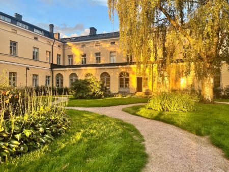 Positiivinen havainto oli, että Lapinlahden arvokkaimmat alkuperäiset rakenteet ovat vielä laajalti säilytettävissä. Kuvassa Lapinlahden Lähteen rakennus auringonlaskussa.