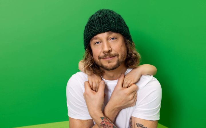 Kuvassa on miesoletettu vihreällä taustalla.