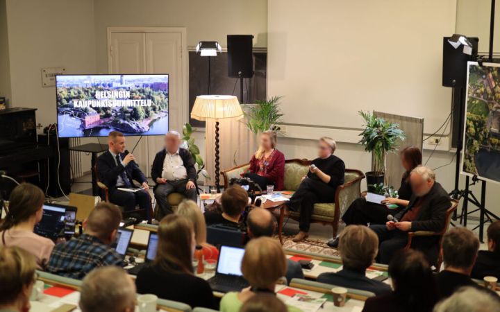 paneelikeskustelu auditoriossa