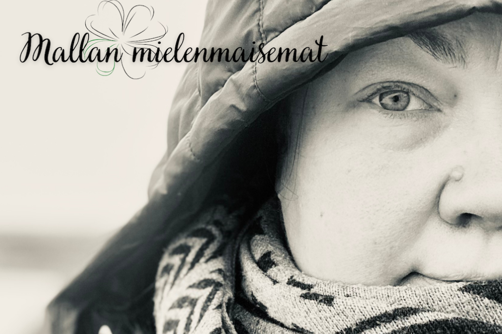 Mustavalkoisessa kuvassa naisen kasvot puolittain näkyvissä, huppu päässä. Teksti: Mallan mielenmaisemia