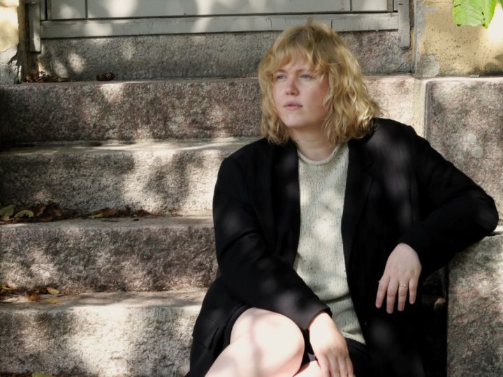 Nuori nainen istuu portailla