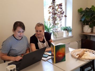 Ihmisiä Lähteellä Tiina ja Hanna