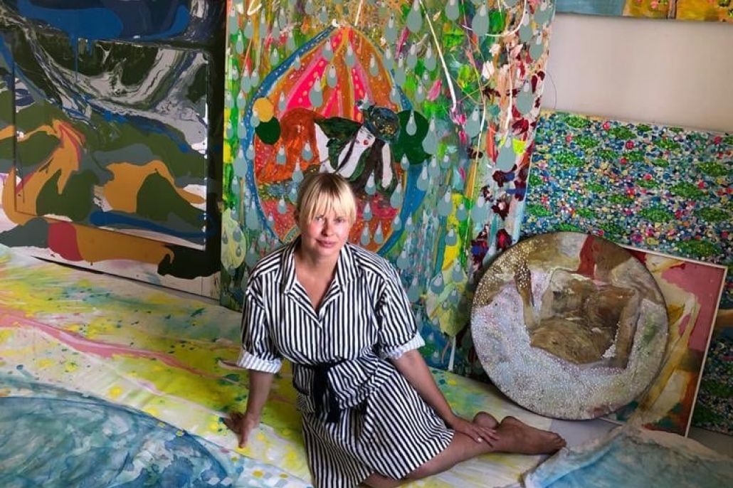 Ihmisiä Lähteellä Taiteilija Sanna Saastamoinen-Barrois