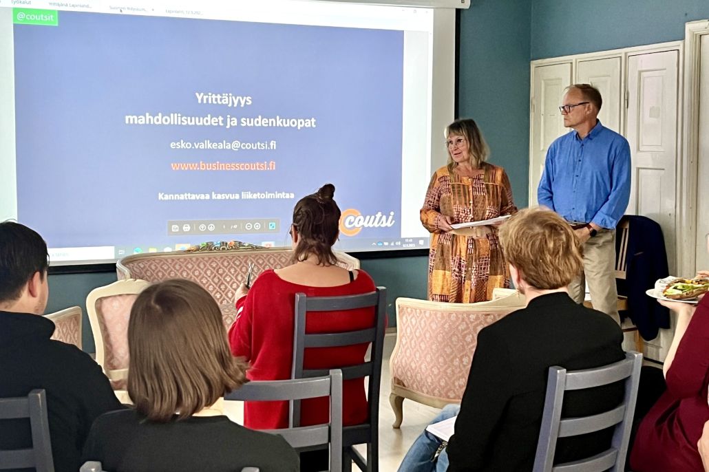 Kuvassa luennoimassa Kirsi Kankaanpää ja Esko Valkeala Lounais-Helsingin Yrittäjistä.