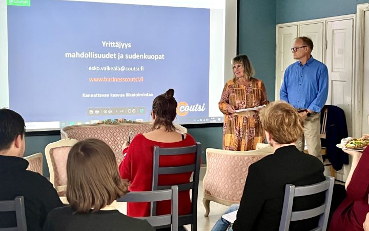 Kuvassa luennoimassa Kirsi Kankaanpää ja Esko Valkeala Lounais-Helsingin Yrittäjistä.