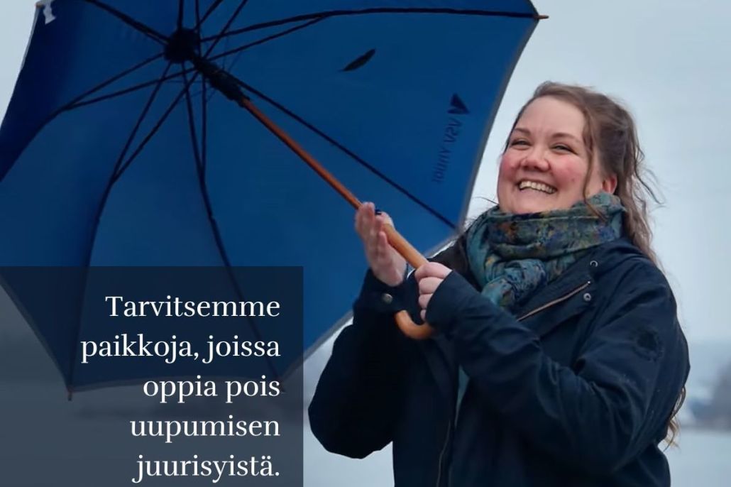 Kuvassa nainen sateenvarjon kanssa, Satu Luukkonen