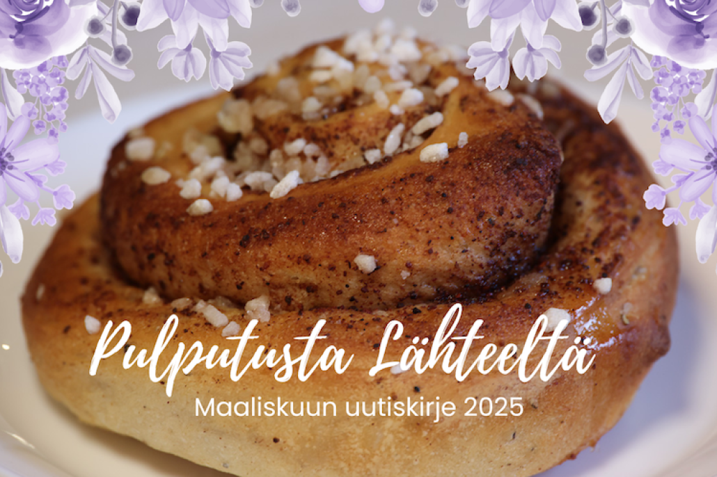 Kuvassa Kahvila Lähteen muhkea korvapuusti ja kukkasia.