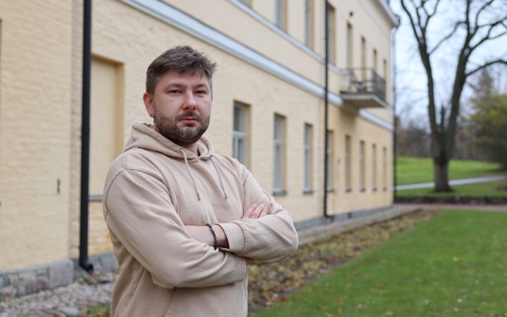 Kuvassa Pavel Suokas Lapinlahden rakennuksen edeustalla, Lapinlahden Lähteen rakastettu puuhamies. Hän kommunikoi viittomakielellä.