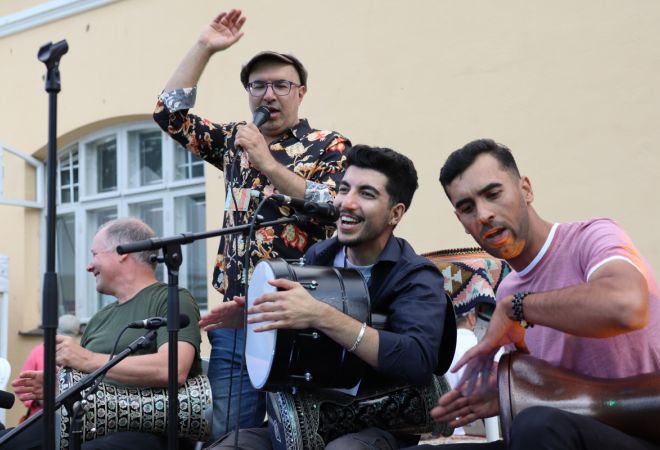Kuvassa on Me Jam Festivalin esiintyjiä lavalla Lapinlahdessa 2023
