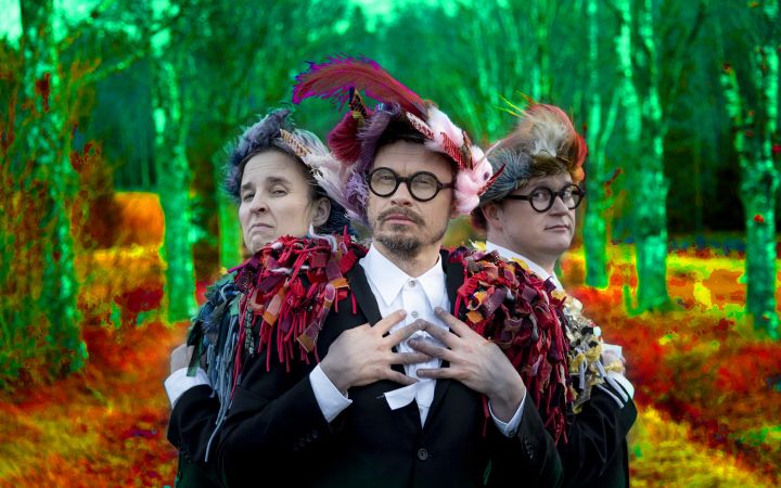 Kansallisteatterin Kiertuenäyttämön esitys "Diplomaatit" nähtiin Lapinlahden Auditoriossa 17.5.2022. Kuvassa vasemmalta: Nora Raikamo, Jussi Lehtonen ja Antti L. J. Pääkkönen. Kuva: Tuomo Manninen