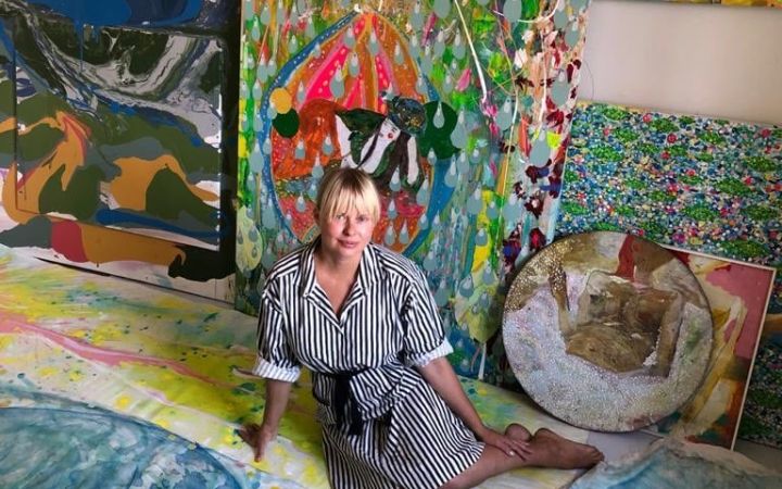 Ihmisiä Lähteellä Taiteilija Sanna Saastamoinen-Barrois