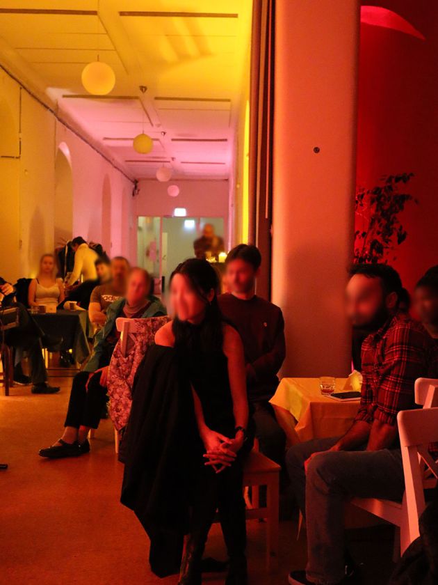 Kuvassa on Story Sharing Cafe -tapahtuman yleisöä Aleksis Kiven juhlatilassa.