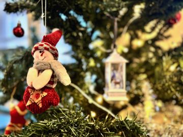 Joulukuusessa oleva lumiukkokoriste