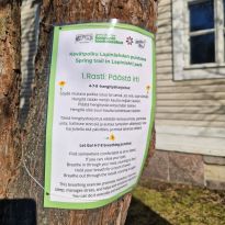 Kaupunkiluontokeskuksen kuulumisia:

- Kevätpolku Lapinlahden puistossa saatiin eilen laitettua! Suuret kiitokset Pro Lapinlahti mielenterveysseuran harjoittelijoille Aichalle ja Jannelle kaikesta avusta suunnittelussa ja pystytyksessä 💚 omatoimisesti kuljettava polku on puistossa ainakin huhtikuun loppuun asti. Lisätietoja polusta löytyy lapinlahdenlahde.fi/tapahtumat

- Luontokeskuksella tänään Toimintatiistai klo 13-16 sekä Rento mieli ja keho-tunti klo 16-17 Valo-tilassa. Ensi viikolla ei toimintaa, mutta huhtikuussa näillä näkymin joka tiistai Toimintatiistai eri teemoilla ja myös Rento mieli ja keho-tunnit. 😊 Tapahtumat tulevat lähiaikoina nettisivuille.

- Huomenna keskiviikkona 19.3. klo 14-17 on Luontoretki Lammassaareen ja mukaan voi vielä ilmoittautua nettisivuilla tapahtumassa! Huhtikuussa tulossa myös retki Mustavuoreen ja Uutelaan ☀️

@lapinlahdenluontokeskus @lapinlahdenlahde @prolapinlahtiry @miitti1 
#lapinlahdenluontokeskus #kaupunkiluontokeskus #lapinlahdenlähde #lapinlahtionkaikkien #luontotoiminta #lapinlahdenpuisto