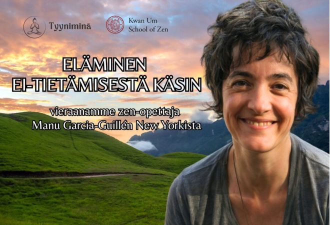 Nainen seisoo vihreällä nummella auringonlaskun aikaan.