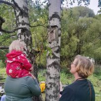 #luontokaverit kerhossa lapsi ihmettelee, tarttuu toimeen,  tutkii, löytää, kokeilee, yrittää ja me aikuiset menemme mukaan lapsen maailmaan tässä hetkessä. Näin syntyy kokemuksellinen ja läheinen luontosuhde. 
#lastenluontolähde #luontosuhde #ympäristökasvatus #luontokerho #lapsilähtöisyys #paikkalähtöisyys 
Photocredit @riikkabear