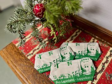 Kuusi, koristeita ja meikkipussukoita