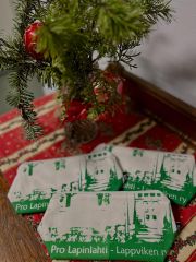 Vielä ehdit jouluostoksille! Jokaisen Lapinlahden ystävän lempituotteet ovat saapuneet myyntiin Kahvila Lähteelle ja käytävän myyntipisteeseen. Myös vuosikalentereita ja useita postikortteja. Hanki kiva lahja ja samalla hyvä joulumieli, sillä tukituotteiden tuotolla Pro Lapinlahti mielenterveysseura voi taas ensi vuonna järjestää kaikille avoimia maksuttomia kulttuuritapahtumia ja yksinäisyyttä vähentävää toimintaa. ❤️