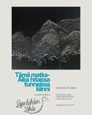 ✨Vuosi 2026 tuo Lapinlahden Lähteen gallerioihin tilaa pysähtymiselle ja katsomiselle. Taide kutsuu viipymään ja antamaan tilaa ajatuksille.

Voit ihastella näyttelyitä Osasto 5:ssä, Käytävägalleriassa, Käytävägallerian välitilassa, Kahvila Lähteellä sekä Venetsia-talossa sijaitsevassa Galleria Kirjossa. 

Päärakennuksen näyttelyt ovat avoinna ma–la klo 11–17 ja su klo 12–17.

NÄYTTELYT:

Johanna Känsälä: Tämä matka - Aika hitaissa tunneissa kiinni
5.12.2025-31.1.2026 | Käytävägalleria, 1.krs | Avoinna ma–la klo 11–17, su klo 12–17
Näyttelyssä matkateko, aika ja paikka muuntuvat havainnoista syntyneeksi kuvatarinaksi, jossa Lapin ja Himalajan maisemat kietoutuvat liikkeeseen, hiljentymiseen ja luontosuhteen pohdintaan.
---
Elina Hakkarainen: Hypnagogia
1.12. 2025- 31.1.2026 | Kahvila Lähde, 1.krs | Aukioloajat: ma–la klo 11–17, su klo 12–17
Elina Hakkaraisen teoksissa hahmot kulkevat pimeistä tiloista mielikuvituksen rajalle, jossa ajatukset sinkoilevat ja todellisuus repeilee kirjontapistojen mukana.
---
Galleria Kirjon talvikauden näyttely: Herkut ja painajaiset
16.10.–1.2.2026 | Venetsia-talo | Pe klo 15–18, la–su klo 12–16
Galleria on suljettu: la 1.11., la 6.12., la-su 27.-28.12.2025 ja 3.-4.1.2026
Herkut ja painajaiset liikkuu herkkujen houkutuksen, painajaisten ja fantasian maailmoissa neljän taiteilijan tulkinnoin.

SAAVUTETTAVUUS

Lapinlahden päärakennukseen on esteetön kulku Ruoholahden puoleisen rampin kautta. Kysy apua paikan päällä – lapparilaiset auttavat mielellään.