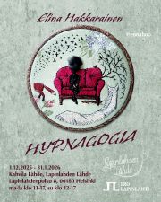 ✨Vuosi 2026 tuo Lapinlahden Lähteen gallerioihin tilaa pysähtymiselle ja katsomiselle.  Voit ihastella näyttelyitä Osasto 5:ssä, Käytävägalleriassa, Käytävägallerian välitilassa, Kahvila Lähteellä sekä Venetsia-talossa sijaitsevassa Galleria Kirjossa. 

Päärakennuksen näyttelyt ovat avoinna ma–la klo 11–17 ja su klo 12–17.

Lämpimästi tervetuloa💚

NÄYTTELYT:

Elina Hakkarainen: Hypnagogia
1.12. 2025- 31.1.2026 | Kahvila Lähde, 1.krs | Aukioloajat: ma–la klo 11–17, su klo 12–17
Elina Hakkaraisen teoksissa hahmot kulkevat pimeistä tiloista mielikuvituksen rajalle, jossa ajatukset sinkoilevat ja todellisuus repeilee kirjontapistojen mukana.
---
Johanna Känsälä: Tämä matka - Aika hitaissa tunneissa kiinni
5.12.2025-31.1.2026 | Käytävägalleria, 1.krs | Avoinna ma–la klo 11–17, su klo 12–17
Näyttelyssä matkateko, aika ja paikka muuntuvat havainnoista syntyneeksi kuvatarinaksi, jossa Lapin ja Himalajan maisemat kietoutuvat liikkeeseen, hiljentymiseen ja luontosuhteen pohdintaan.
---
Galleria Kirjon talvikauden näyttely: Herkut ja painajaiset
16.10.–1.2.2026 | Venetsia-talo | Pe klo 15–18, la–su klo 12–16
Galleria on suljettu: la 1.11., la 6.12., la-su 27.-28.12.2025 ja 3.-4.1.2026
Herkut ja painajaiset liikkuu herkkujen houkutuksen, painajaisten ja fantasian maailmoissa neljän taiteilijan tulkinnoin.

SAAVUTETTAVUUS

Lapinlahden päärakennukseen on esteetön kulku Ruoholahden puoleisen rampin kautta. Kysy apua paikan päällä – lapparilaiset auttavat mielellään.