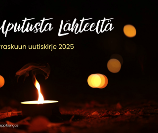 Kynttilä lepattaa hämärässä.