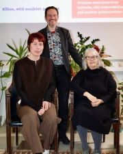 Eilen maanantaina 3.11.2025 järjestetty Järki vai tunneli? -keskustelutilaisuus oli menestys – noin sata kaupunkilaista täytti Lapinlahden Auditorion, ja tilaisuus avasi runsaasti uusia asiantuntevia näkökulmia tunnelihankkeeseen!

🌱Arkkitehti SAFA, korjausrakentamisen ja rakennettujen kulttuuriympäristöjen suojelun asiantuntija Mona Schalin kertoi, millaisia historiallisia ja maisemallisia kulttuuriperintöarvoja Lapinlahden puistoon liittyy.

🌱Ympäristöjuristi, Lakiasiaintoimisto Maailman toimitusjohtaja ja toinen perustaja Laura Kolehmainen vei kuulijat luonnonsuojelulain syvään päätyyn ja kirvelilattakoin suojelun oikeudellisiin edellytyksiin. 

🌱Yhdyskuntasuunnittelun teorian professori ja julkisen kaupunkitilan asiantuntija Panu Lehtovuori käsitteli puheenvuorossaan muun muassa Helsingin liikennejärjestelmää ja Itämeren laivaliikenteen tulevaisuuskuvia laajemmasta näkökulmasta.

🌱Puheenvuorojen jälkeisessä keskusteluosuudessa esitettiin runsaasti oivallisia kysymyksiä. Asiantuntijat ja kanssakeskustelijat pyrkivät vastaamaan niihin käytettävissä olevan tiedon perusteella. Kävi selväksi, että avoimia kysymyksiä on vielä runsaasti.

🌱SDP:n valtuustoryhmästä paikalla oli Pentti Arajärvi.

Suuri kiitos puhujille ja kaikille tilaisuuteen osallistuneille! 💝

Pro Lapinlahti mielenterveysseura ry:n ja Helsingin luonnonsuojeluyhdistys ry:n järjestämä tilaisuus striimattiin livenä, ja tallenne on katsottavissa Youtubessa Lapinlahden Lähteen kanavalla.

Kaupunkiympäristölautakunta äänestää satamatunnelin asemakaavasta tänään tiistaina 4.11.2025.

Kuvat: Jukka Leppikangas