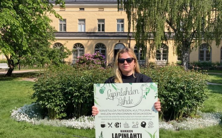 Ihmisiä Lähteellä Helli