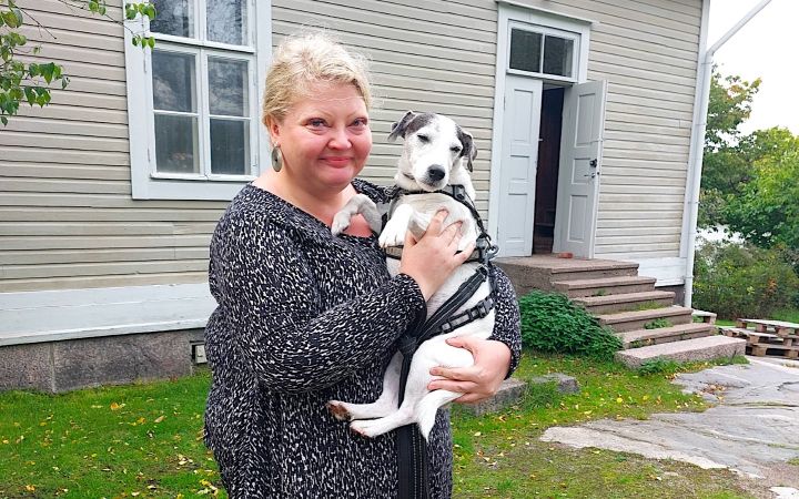 Miia Lusa on Uudenmaan Kulttuurihyvinvointipisteen uusi hankepäällikkö Lapinlahden Lähteellä. Kuva: Anniina Loimu Kuvassa Miia Lusa, Uudenmaan Kulttuurihyvinvointipisteen uusi hankepäällikkö Lapinlahden Lähteellä, sekä Irmeli-koira. Kuva: Anniina Loimu