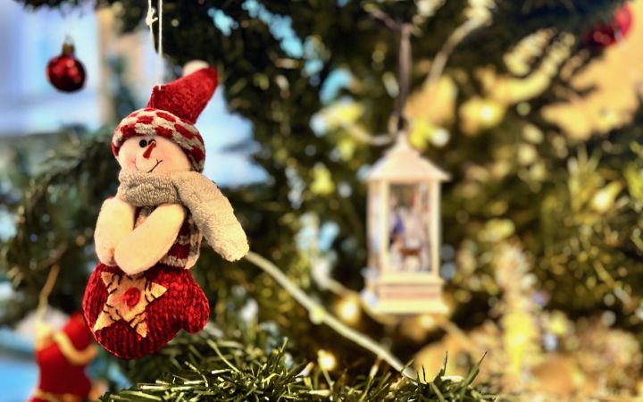 Joulukuusessa oleva lumiukkokoriste