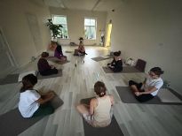 Yesterday in the 3rd Mindful Movements class, the group created a cozy and welcoming space to invite our minds and bodies to REST.

In the end, they learned to massage their feet with natural oils.

Mindful Movements classes with @laymovesmindfully 
Tuesdays 18:00-19:15 at Wanha Labra in Lapinlahti (Register through Meetup, link in @miitti1 bio!)

#kaikkienlapinlahti