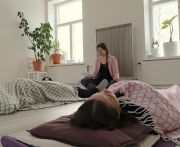 Lämpimästi tervetuloa rentoutumaan runojen kauniiseen ja lohdullisen lempeään maailmaan Lapinlahden Lähteen Wanhaan Labraan 20.12. klo 14—15 🫶🏼

Suosittu runorentoutus on taas täällä luomassa rauhaa ja rentoutusta joulunaikaan. Tämä on Pro Lapinlahti mielenterveysseura ry:n avoin ja maksuton tilaisuus, jonka järjestää runoilija ja valmentaja Annina Loimu.

Runorentoutuksen tarkoitus on luoda tila, jossa saat levätä ja nauttia sanataiteesta. Keho ja mieli saavat pehmentyä ohjauksen, rauhallisen musiikin ja ääneen luettujen runojen siivittämänä. Anninan kirjoittamat leikkisät ja luontoaiheiset runot kutsuvat läsnäolon äärelle ja irrottavat mielen arjen kiireestä ja kiemuroista. Hermosto saa rauhoittua. Voit nukahtaa, rentoutua tai kuulostella mikä siinä hetkessä tuntuu hyvältä. 🧡

Ilmoittauduthan tapahtumaan etukäteen Lapinlahden Lähteen Tapahtumat-sivulta. Löydät sen joko suoraan nettisivuiltamme tai linkistä jonka löydät biostamme ☺️

Voit saapua paikalle klo 13.50 lähtien ja ottaa oman paikan. Voit toki myös tulla katsomaan paikanpäälle, että mikä on tilanne ja mahtuuko mukaan. Senkin takia on hyvä tulla ajoissa paikalle. 🙌🏼

Tähän osallistuaksesi et tarvitse mitään ennakkotietoja. Matot, viltit ja tyynyt löytyvät paikan päältä. Jos haluat paksumman tai pehmoisemman alustan niin voit hyvin ottaa sen mukaan. Huomioithan, että tilaan täytyy kiivetä korkeita portaita. Wanhaan Labraan ei valitettavasti ole esteetöntä pääsyä, sillä tila sijaitsee audiorion yläkerrassa 2. kerroksessa. Jos sinun tarvitsee lähteä pois kesken tilaisuuden, voit hipsiä hiljaa tilasta ulos häiritsemättä muiden rauhaa.

Uutta runokokoelmaa Lumous liikkuu sisälläni on myös tilaisuudessa saatavilla. ❤️

Lämpimästi tervetuloa! 🧡