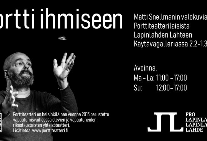 Mustalla taustalla mies joka seisoo käsi ylhäällä.